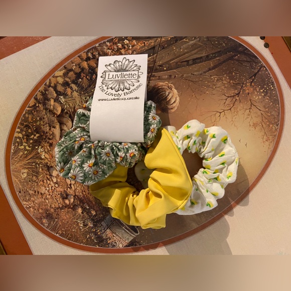 🌻NWT ALL 3 pcs. Chunky Hair Scrunches/Ponytails- 2 Flowery🌸1 Solid Yellow🌿BOP - Picture 9 of 16
